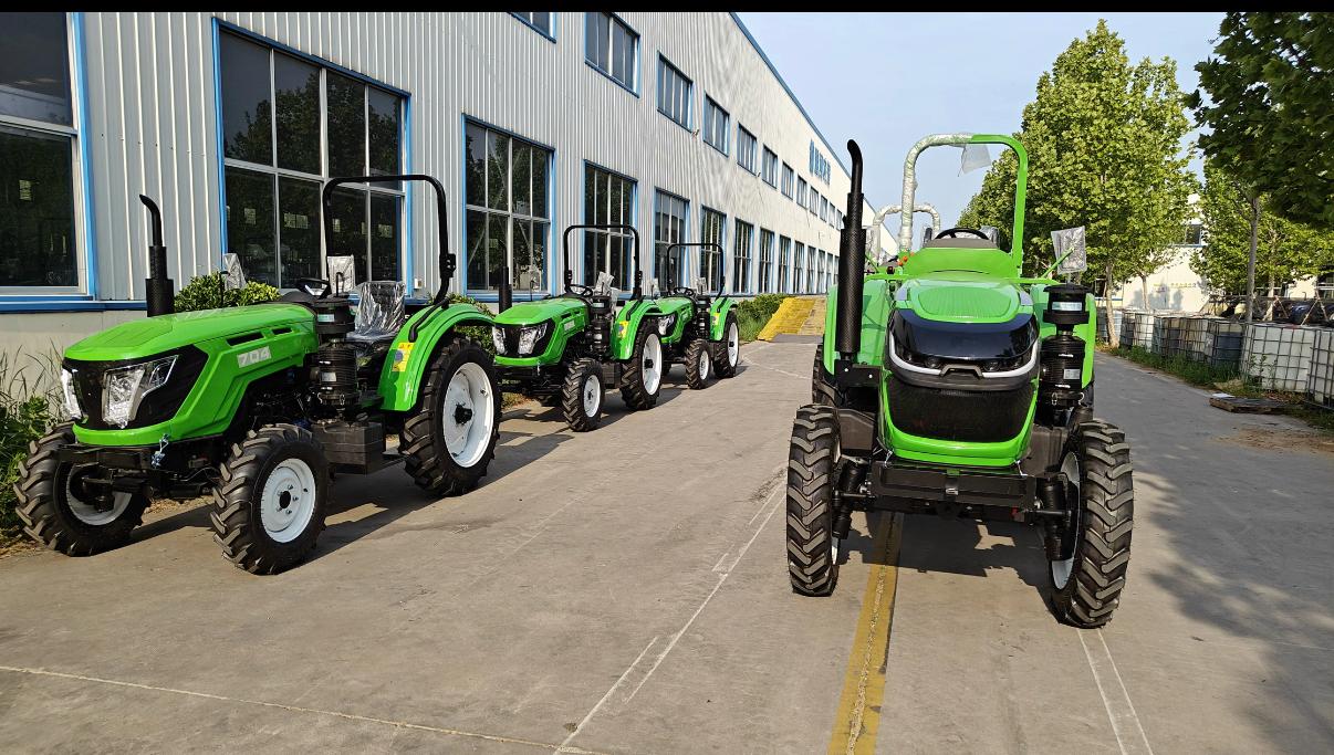 Fila de tractores MGR verdes 4x4 listos para entrega